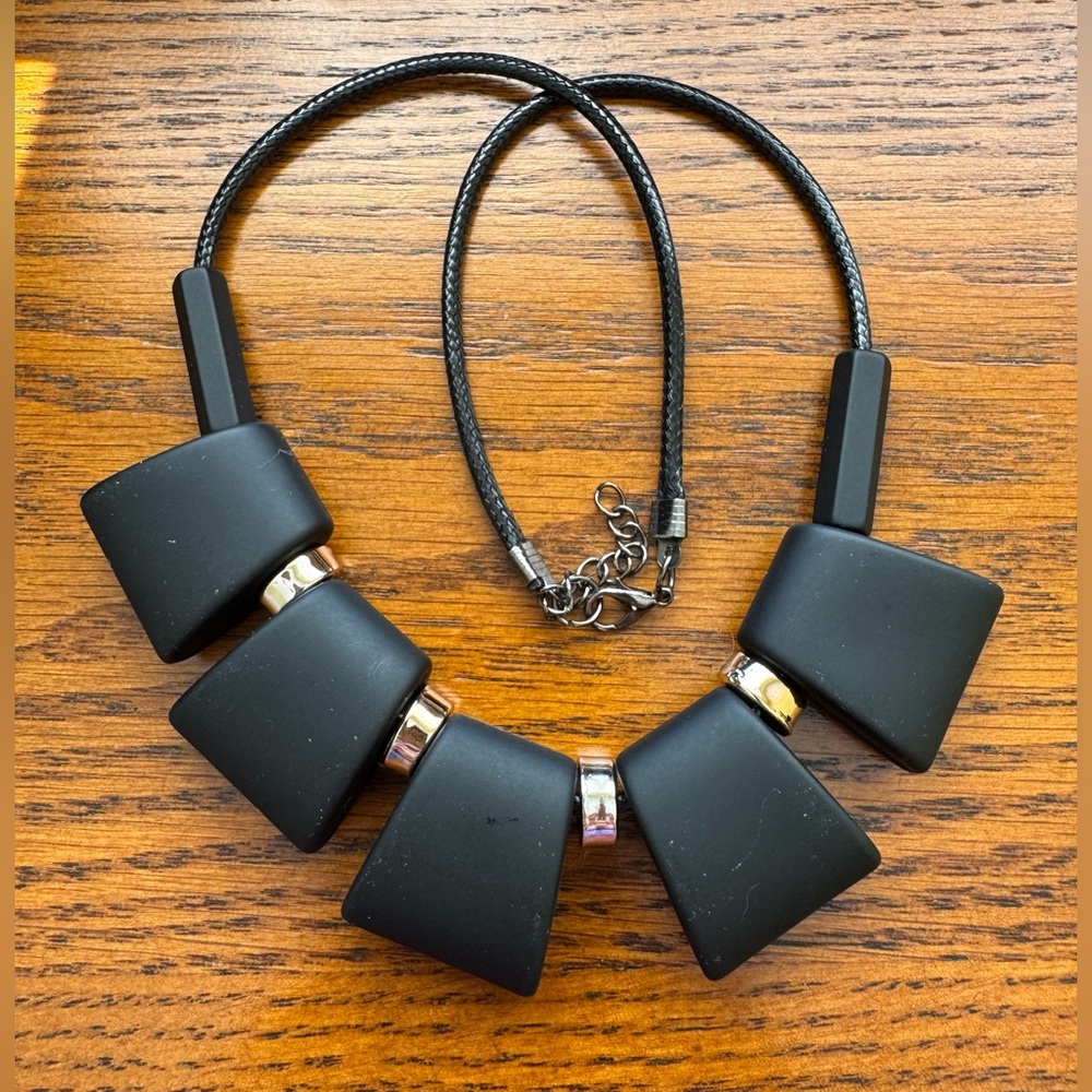 NWOT Black and Silver tone Fashion Necklace